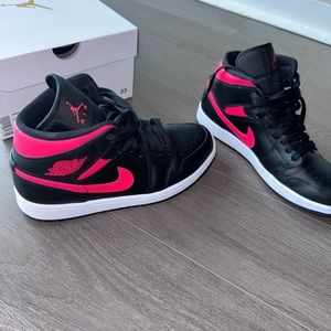 Jordan 1 Mid Women’s size 9